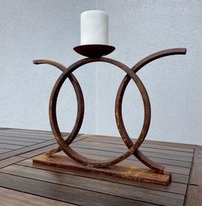 Elegante candelabro de hierro con acabado antiguo con motivos florales cuidadosamente esculpidos y arte de metalistería ornamentada para espacios refinados - Product Image 3