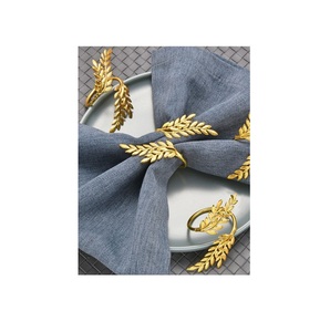 Rond de serviette décoratif en métal finition bronze doré martelé rustique accessoire élégant pour la ferme ou les cérémonies traditionnelles - Product Image 5
