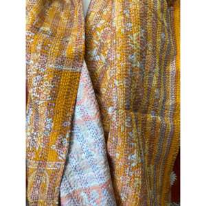 Écharpe en soie Kantha élégante pour l'automne, en jersey de coton respirant et doux, avec motif floral dessiné à la main, hijab - Product Image 1