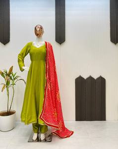 Robe décontractée réversible en mousseline de soie élégante de créateur avec bordure en dentelle, ensemble trois pièces comprenant un dupatta imprimé Bandhani pour les fêtes - Product Image 2