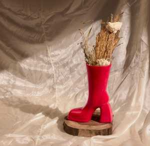 Vase moderne en forme de botte |   Jardinière ou objet décoratif en céramique noire à talon haut |   Vase unique en forme de botte moderne à motifs floraux - Product Image 2