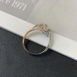 Anillo de Compromiso con Diamante Redondo de Laboratorio de 1.60 Quilates, Banda de Oro Bicolor, Certificado IGI - Product Image 2