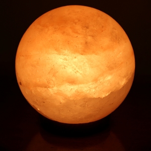 Lampada di Sale dell'Himalaya Artigianale da 5kg, Luce Bianca Calda, Base in Legno a Forma Sferica, Capacità Ionizzante per 15 mq, per Illuminazione Interna - Product Image 1