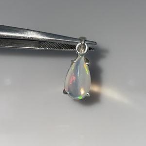 Pendentif artisanal en laiton plaqué argent, opale éthiopienne naturelle, style vintage, pierre précieuse multi-feu, certifié par un tiers - Product Image 4