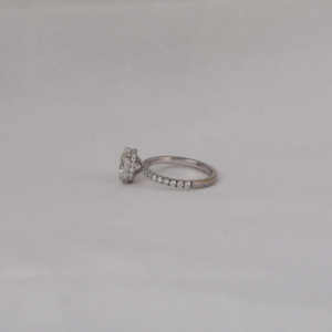 Elegante anillo de compromiso chapado en oro blanco sólido de 18 quilates clásico corte ovalado diamante creado en laboratorio con Halo oculto certificado IGI - Product Image 2