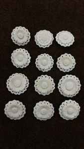 Broches de hueso étnicos hechos a medida intrincadamente tallados a mano. Ideal para broches de hueso que añaden un toque terroso y elegante que se destaca - Product Image 4