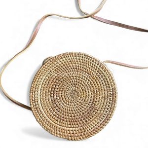 Decorative Rattan <b>Bag</b> with Mother of Pearl Design for Natural Fashion <b>Accessories</b> and Elegant Look - Product Image 4