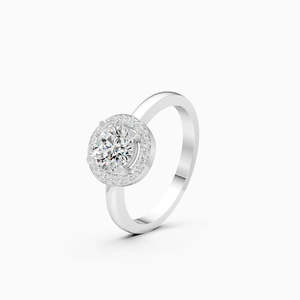 Anillo de compromiso ético con halo redondo de diamantes cultivados en laboratorio para uso diario, con 0.86 ct en oro amarillo, blanco y rosa de 9K. - Product Image 1