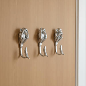 Ensemble de crochets muraux en forme de trois singes sages, finition argent poli, figurine décorative, porte-manteau pour la décoration de l'entrée de la maison - Product Image 1