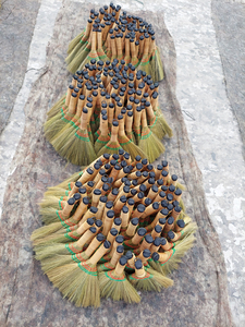 Bâton en bois à manche court produit en usine au Vietnam balai d'herbe de nettoyage de jardin à la maison avec des poils en plastique souple conception artisanale - Product Image 3