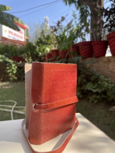 สมุดบันทึกหนังแท้สีน้ำตาลทำมือ พร้อมลวดลายปั๊มนูนและตัวล็อคด้วยอัญมณ์ เหมาะสำหรับเป็นของขวัญ สมุดโน้ต และการจดบันทึก - Product Image 4