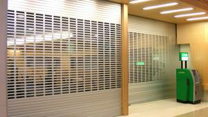 <span class=keywords><strong>Porte</strong></span> de sécurité perforée à <span class=keywords><strong>grille</strong></span> roulante en alliage d'aluminium moderne, isolante thermiquement et étanche, pour entrée de supermarché - Product Image 5