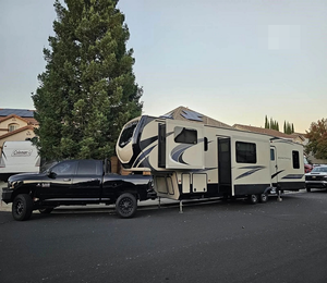 Nouvelle caravane K-E-Y-S-T-O-N-E RV CO MONTANA H-I-G-H C-O-U-N-T-R-Y 375FL modèle 2018 avec performances d'hébergement élevées, disponible à la vente - Product Image 3