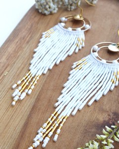 Magnifiques boucles d'oreilles à franges perlées faites à la main de qualité supérieure pour mariée, blanches et plaquées or - Product Image 3