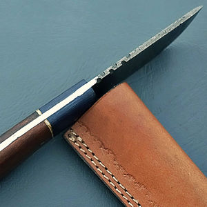 Cuchillo de Caza y Bowie de Hoja Fija Hecho a Mano con Borde Dentado de Acero Inoxidable y Mango de Madera de Olivo - Calidad Premium OEM - Product Image 4