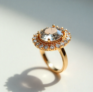 Anillo de Moissanita para Mujer |   Talla estadounidense 6 |   Piedras Redondas de 10 mm y 1.8 mm |   Plata de Ley 925 Chapada en Oro de 18K |   6 g - Product Image 1