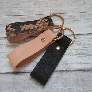 Llavero de cuero hecho a mano con esquinas bruñidas a mano y estilo de borde crudo para un diseño masculino rústico - Product Image 1