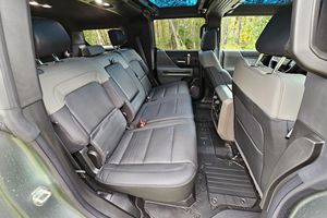 SUV électrique haute performance 830HP AWD 4x4 tout-terrain EV vert mat de luxe 2024 à vendre - Product Image 2