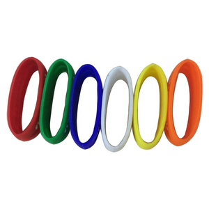 OEM สายรัดไม้แร็กเกตสำหรับตีกอล์ฟวัสดุยางทนทานกันลื่นที่จับปรับได้เพื่อความบันเทิงในการเล่นกีฬาขายส่ง