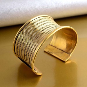 Bracelet de manchette en laiton pur fabriqué à la main de l'Inde Artisan conçu accessoire de mode à rayures concaves large Style concave - Product Image 3