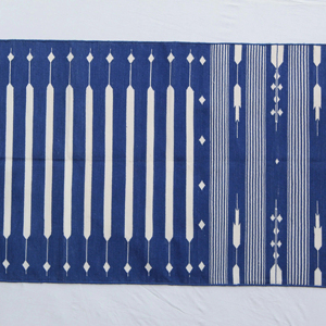 Alfombra Dhurrie de algodón tejida a mano de 2,5x6 pies moderna técnica trenzada patrón geométrico en zigzag antideslizante para Picnic en casa disponible - Product Image 1