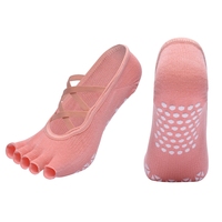 Chaussettes de yoga antidérapantes à cinq doigts pour femmes OEM avec sangles croisées, respirantes, séchage rapide, pour la vie quotidienne et le sport (ballet, barre, pilates)