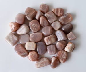 Piedras de Luna Naturales Premium al por Mayor, 1 kg, Piedras Pulidas, Cristales Puros para Sanación, Meditación y Decoración - Product Image 1