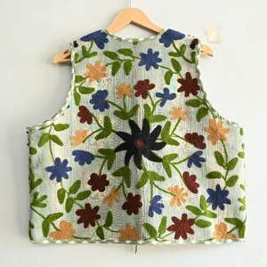 Gilet et gilet pour femme indien sans manches fait à la main Gilet Suzani brodé à la main avec des vestes courtes au look vintage - Product Image 3