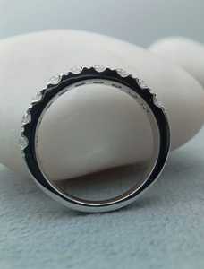 แหวนแต่งงานเงินแท้สเตอร์ลิง ดีไซน์แบบเต็มวง รูปทรงอินฟินิตี้ ประดับเพชรโมอิสซาไนต์คุณภาพ VVS ระดับ IGI - Product Image 3