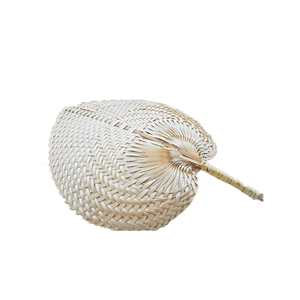Éventail en bambou artisanal avec feuilles de palmier Éventail traditionnel pour décoration intérieure et cadeaux - Product Image 1