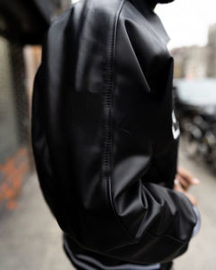 แจ็คเก็ตบอมเบอร์หนังแท้พรีเมียมสำหรับผู้ชาย พร้อมโลโก้ 3 มิติแบบนูนลาย  ดีไซน์ด้านหน้าแบบนูนลาย สำหรับแฟชั่นฤดูใบไม้ผลิ - Product Image 3