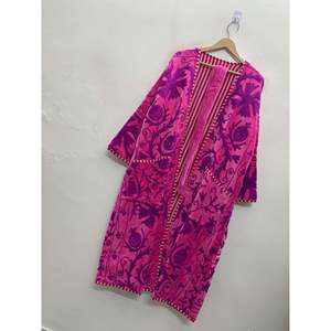 ชุดกิโมโนกำมะหยี่ปักมือลายซูซานี สีชมพูฟูเชีย พร้อมลายทับทิมสีม่วง - Product Image 4