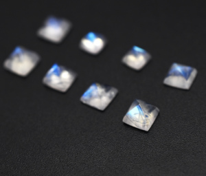 Lote de Pirámides de piedra lunar arcoíris natural, piedras preciosas calibradas sueltas, cabujones de cristal de piedra lunar de fuego azul natural - Product Image 1