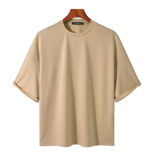 ชุดสองชิ้นสำหรับผู้ชายสีทึบทันสมัย เสื้อยืดแขนสั้นคุณภาพสูงและกางเกงขาสั้น แห้งเร็ว - Product Image 3