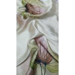 Elegante tela de satén crepé con brillo brillante y cortina suave para vestidos de noche y ropa de ocasión disponible al mejor precio - Product Image 2