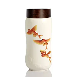 Acera Liven Joy of Fish Travel Mug (dinding ganda) dibuat dengan desain minimalis yang indah dilukis dengan tangan