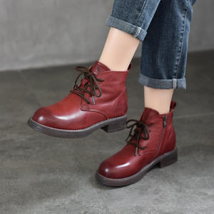 Bottes montantes élégantes en cuir pour femme, style équestre, à talon carré, avec fermeture éclair latérale et bout pointu - Product Image 1