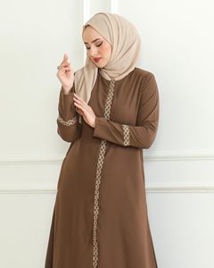 Abaya décontractée pour femmes de marque avec motif uni et broderie, confortable avec décoration boutonnée, de haute qualité - Product Image 5