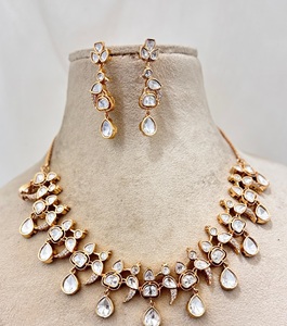 Conjunto de collar de diamantes Kundan de ropa nupcial exclusiva tradicional con pendientes en estilo AD chapado en oro para funciones de boda - Product Image 3