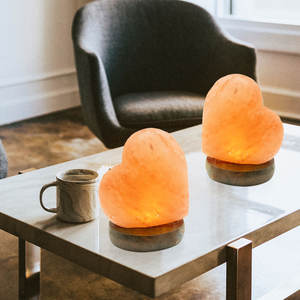 Mini lámpara de sal del Himalaya hecha a mano de lujo, tazón de vidrio en forma de corazón con brillo suave para decoración del hogar, pieza artesanal Natural tallada - Product Image 1