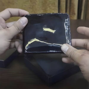 Portefeuille bifold en cuir bordeaux brillant de qualité supérieure pour hommes avec fenêtre d'identité et plusieurs emplacements pour cartes, finition miroir de luxe, design fin - Product Image 4