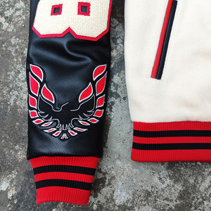 แจ็กเก็ตทีมโรงเรียนขายส่งพร้อมแขนเสื้อหนังและผ้ากำมะหยี่ปักลายเสื้อแจ็คเก็ตเบสบอลวิทยาลัยออกแบบได้ตามต้องการ - Product Image 4