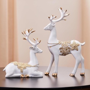 Figuritas exclusivas de perro con globo dorado, Juego de 2 detalles decorativos de mesa de cerámica para interiores contemporáneos y decoración moderna para el hogar - Product Image 1