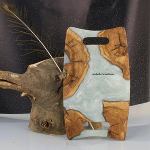 Plateau de service rectangulaire en bois d'acacia et résine époxy fabriqué à la main Plateau de cuisine et de salle à manger de luxe rustique avec design Live Edge - Product Image 2