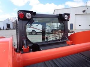 Chargeuse compacte Kubota SSV65 2024-Puissance compacte, levage vertical et performance à usage intensif - Product Image 6
