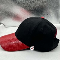 Casquette de sport unisexe en velours noir avec logo personnalisé brodé à la main, motif lettres contrastant en peau de serpent, visière réglable pour la course