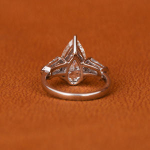 Bague de fiançailles personnalisée en diamant taillé en laboratoire avec trois pierres et diamants taillés en Teper Bague cadeau d'anniversaire en argent sterling - Product Image 4