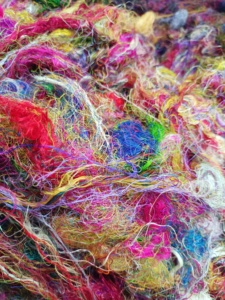Fibre de soie sari multicolore sur mesure, fabriquée à partir de déchets de soie sari en plusieurs couleurs assorties, adaptée au bain - Product Image 2