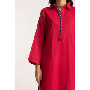 Conjunto de Camisa y Pantalón para Mujer, Color Rojo Dobby, con Adornos - Product Image 1