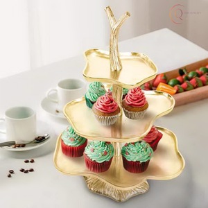 Support à gâteau en métal de luxe avec un design artistique, idéal pour les gâteaux de mariage, les buffets de desserts et une mise en scène de table élégante - Product Image 6